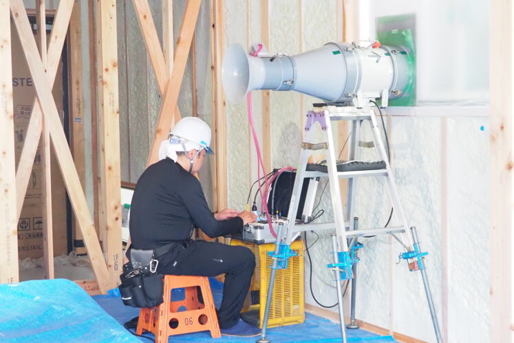 「建物の隙間」を計測する気密測定を実施