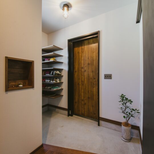 造作棚のある玄関