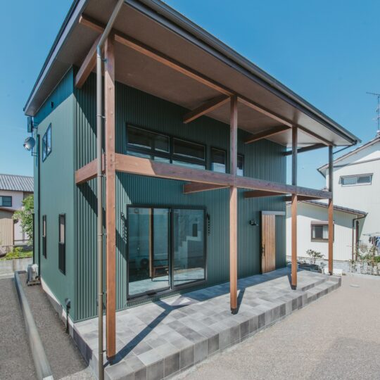 緑のガルバリウム外観