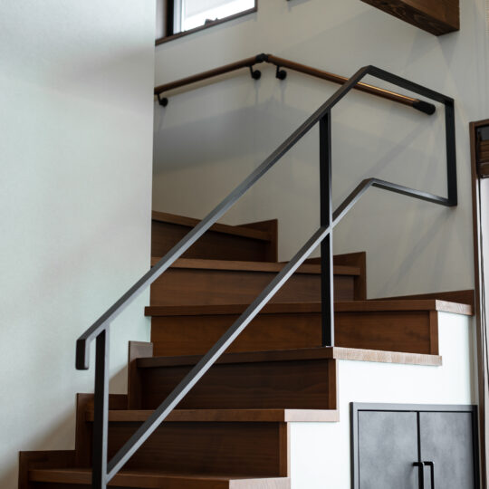 アイアン手摺りの階段