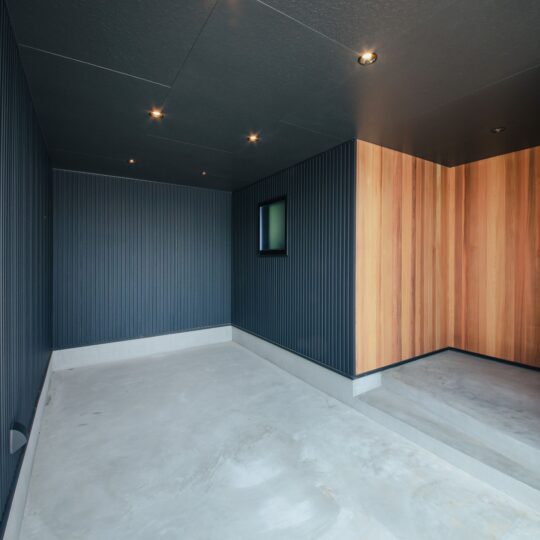 バイクガレージのある家