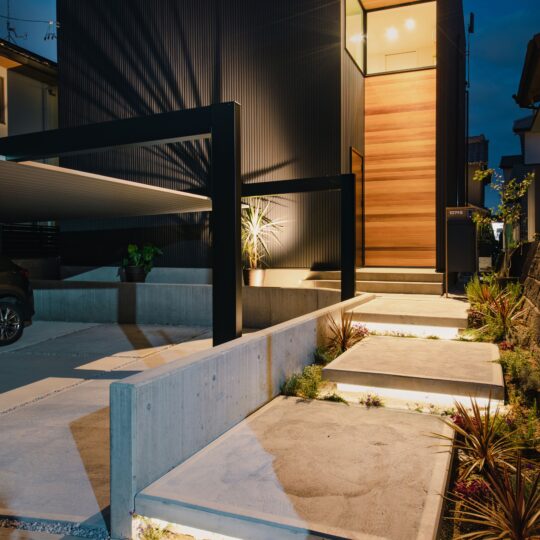 幻想的な玄関アプローチ