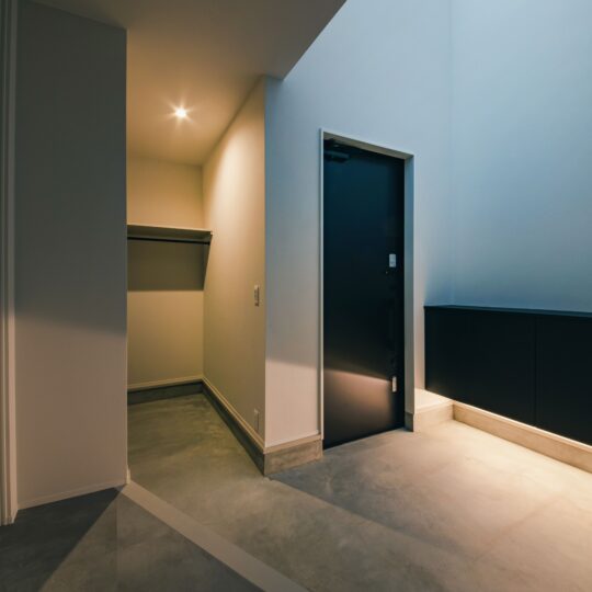 光が降り注ぐ玄関ホール