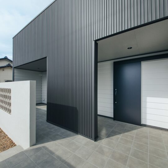 白ガルバの段葺き施工