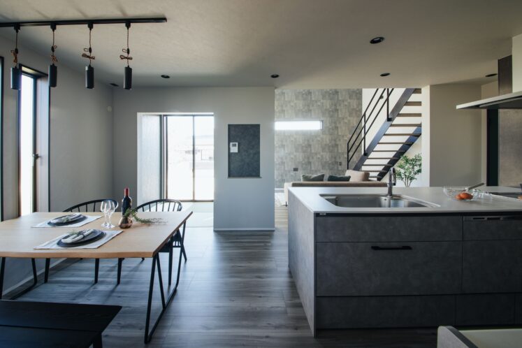 一級建築士のこだわり解説！「回遊動線×大空間吹抜け」で実現した、2000万円台の高性能デザイン住宅