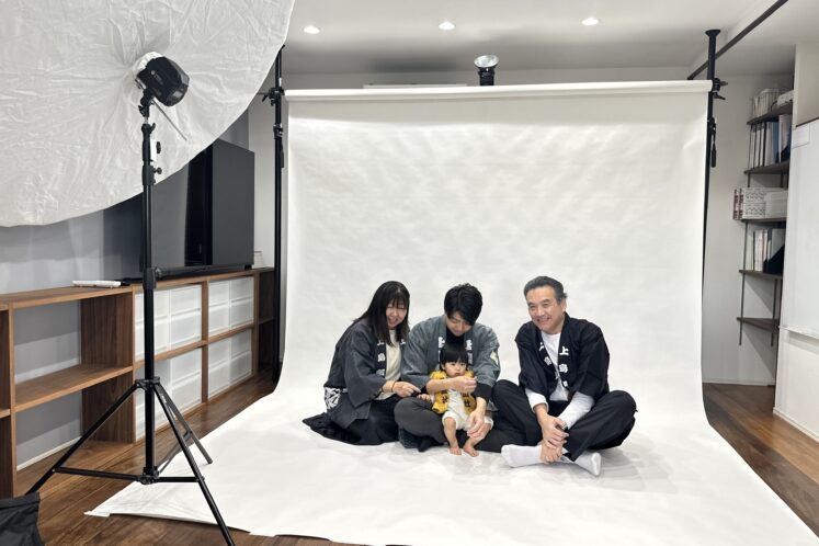 いつもの打合せ室がスタジオに!「DAITOKU家族撮影日」初開催レポート